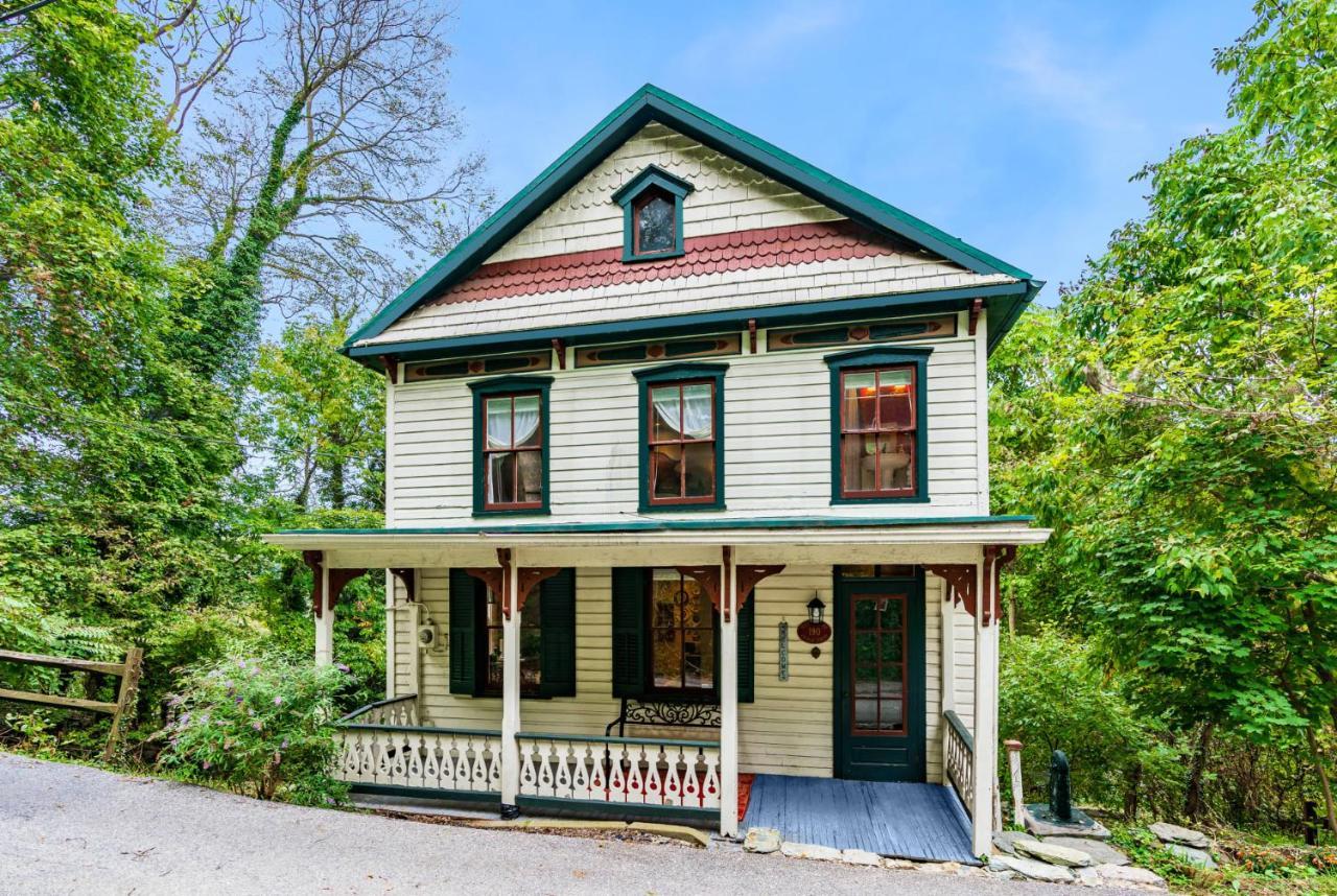 Enchanting Cottage, Walk To Downtown Holiday home *