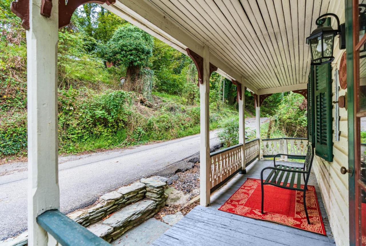 Holiday home Enchanting Cottage, Walk To Downtown *