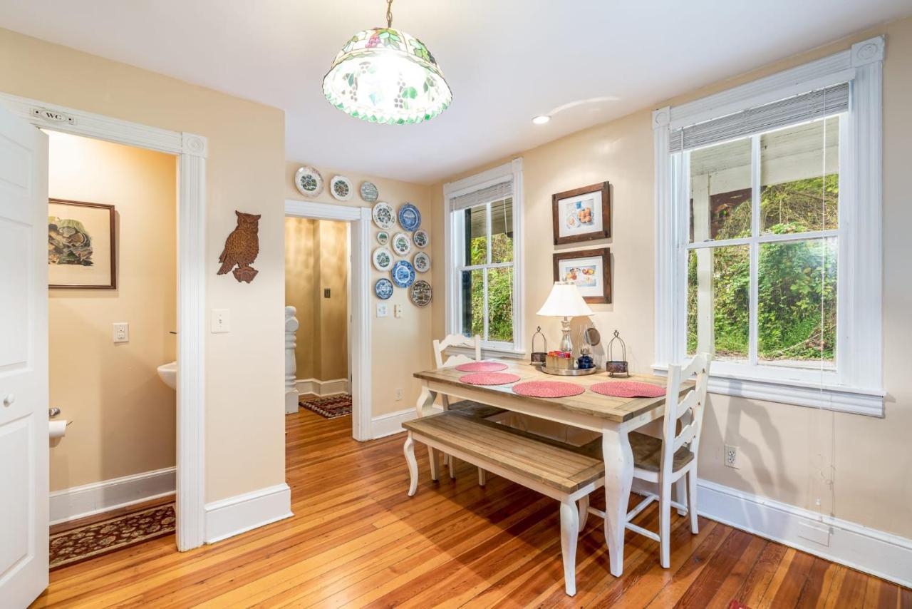 Enchanting Cottage, Walk To Downtown Holiday home