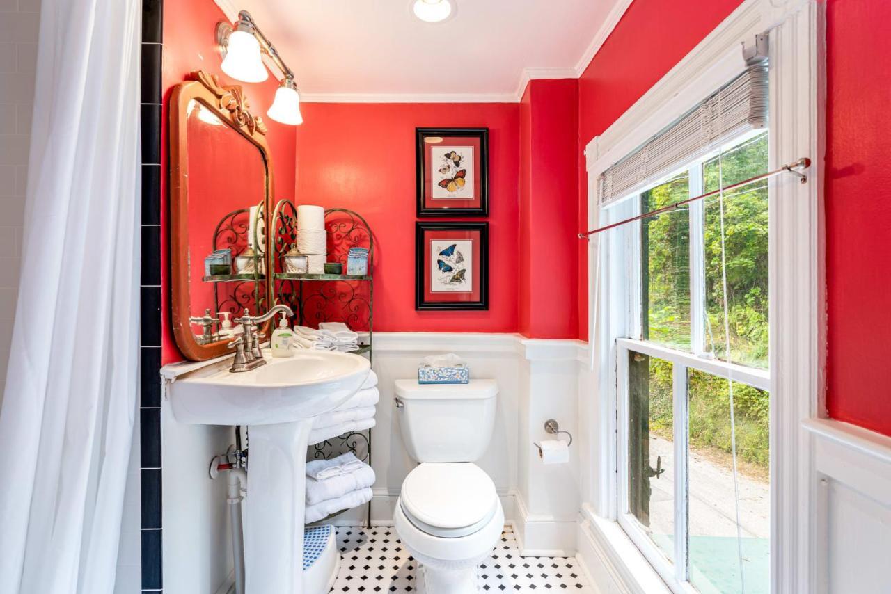 Enchanting Cottage, Walk To Downtown Holiday home