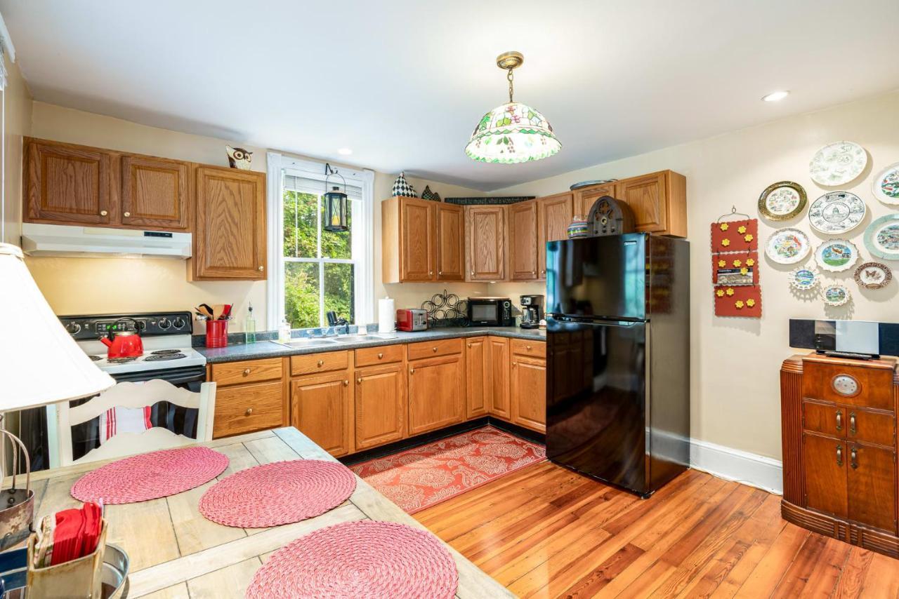 Enchanting Cottage, Walk To Downtown Holiday home *