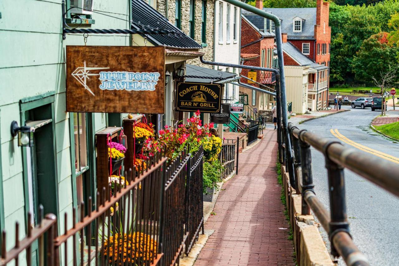Enchanting Cottage, Walk To Downtown