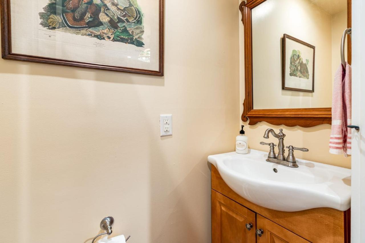 Enchanting Cottage, Walk To Downtown