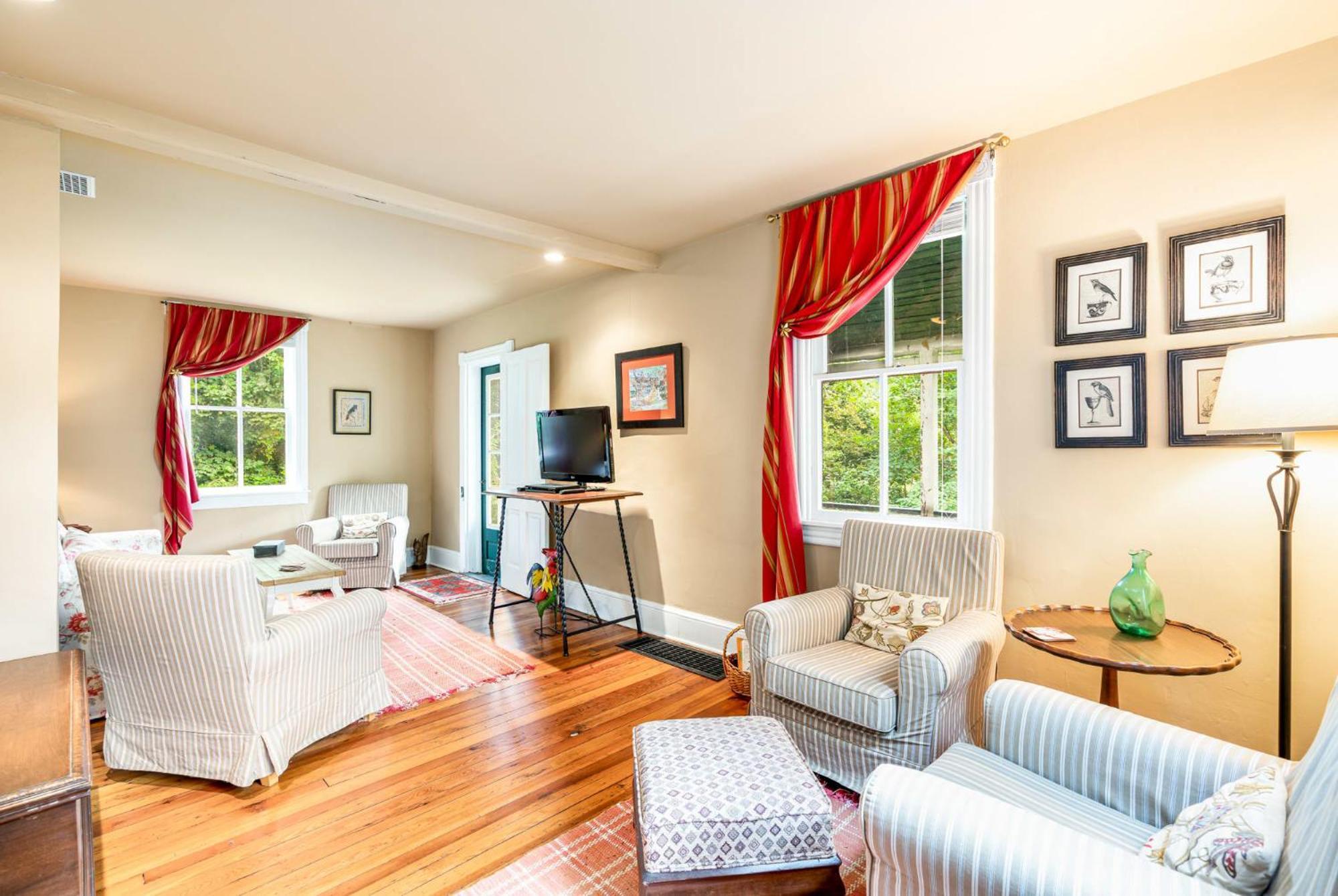 Enchanting Cottage, Walk To Downtown